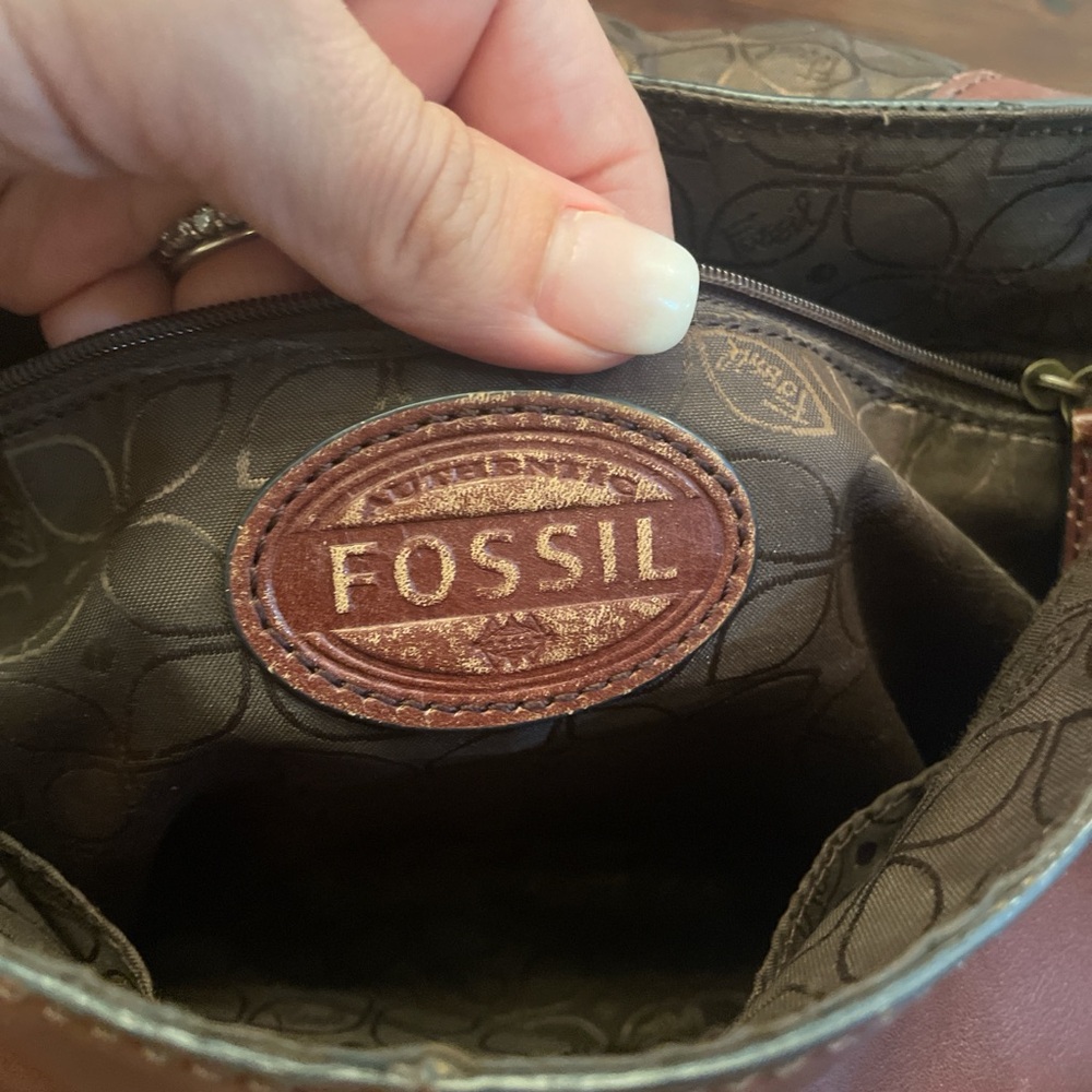 Fossil Brown Leather Crossbody Bag with Timeless Design - Picture 3 of 8
